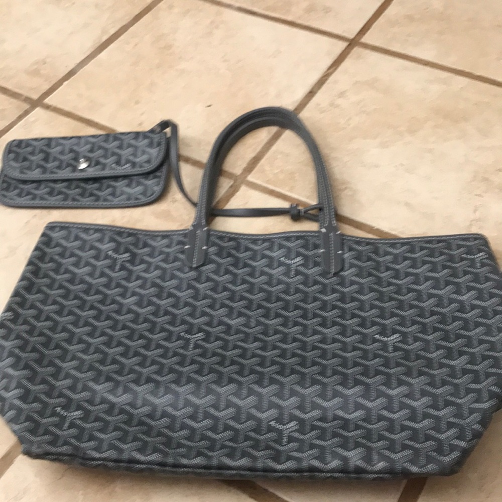 Grey goyard purse and wallet
